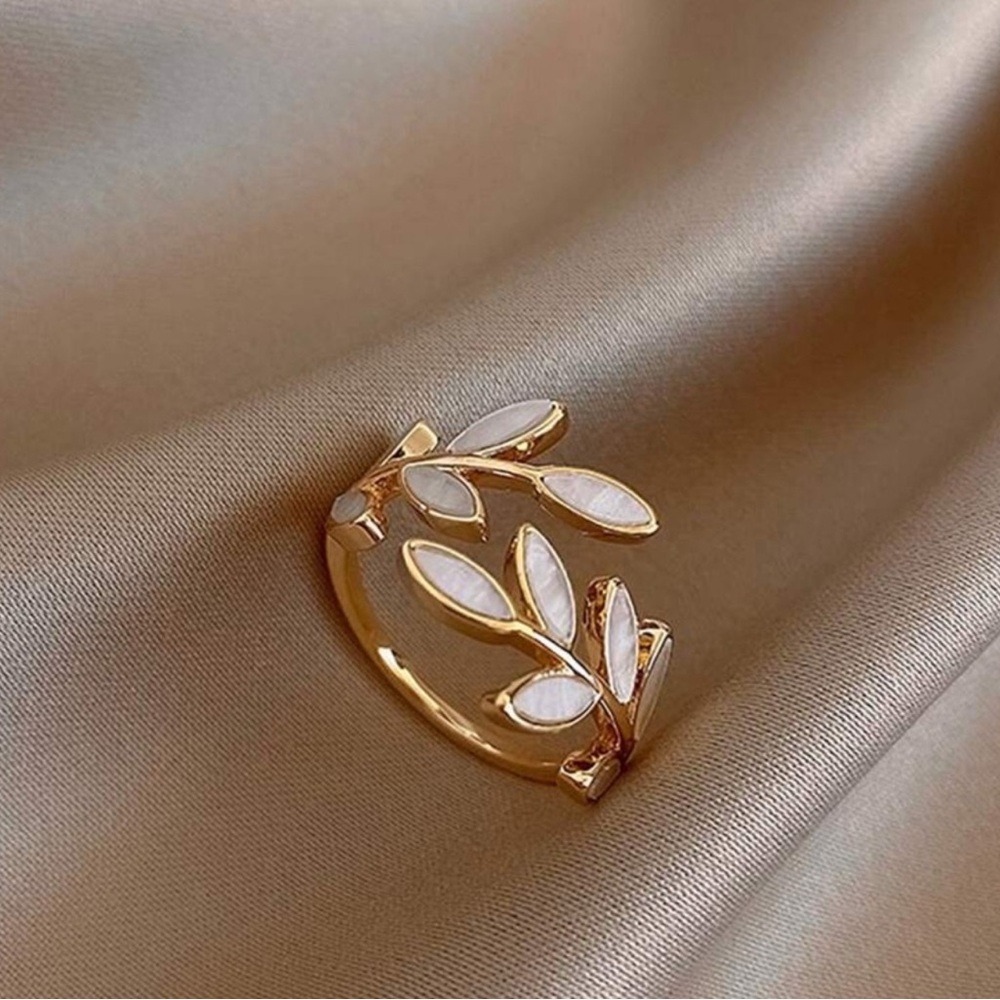 Elegant Gold and White Leaf Ring